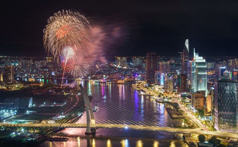 TP.HCM dự kiến bắn pháo hoa đón Tết Dương lịch 2024 - Ảnh 1. TP.HCM dự kiến bắn pháo hoa đón Tết Dương lịch 2024 - Ảnh 1.