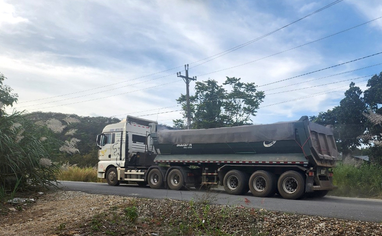 L&acirc;m đồng: D&acirc;n bất an với xe chở đ&aacute;, nơm nớp lo tai nạn - Ảnh 8.