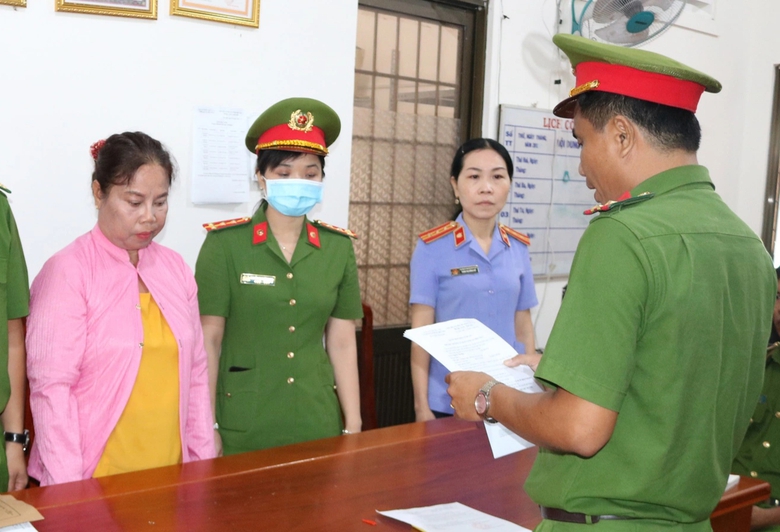 D&acirc;n gọi đường d&acirc;y n&oacute;ng, b&aacute;o gi&aacute;m đốc c&ocirc;ng an ph&aacute; vụ cho vay nặng l&atilde;i 200%/năm - Ảnh 1.