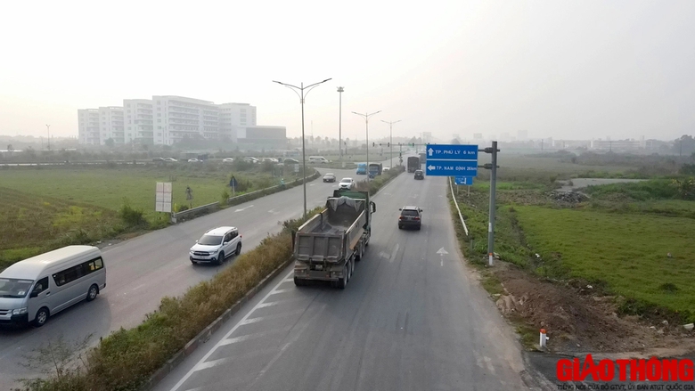Đường nối 2 cao tốc qua H&agrave; Nam, Hưng Y&ecirc;n đẹp h&uacute;t hồn khi nh&igrave;n từ tr&ecirc;n cao - Ảnh 1.