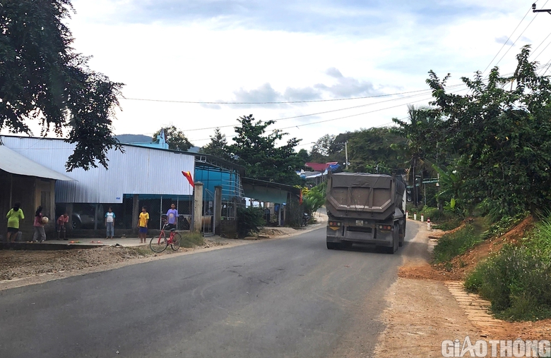 L&acirc;m đồng: D&acirc;n bất an với xe chở đ&aacute;, nơm nớp lo tai nạn - Ảnh 6.