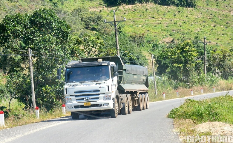 L&acirc;m đồng: D&acirc;n bất an với xe chở đ&aacute;, nơm nớp lo tai nạn - Ảnh 10.