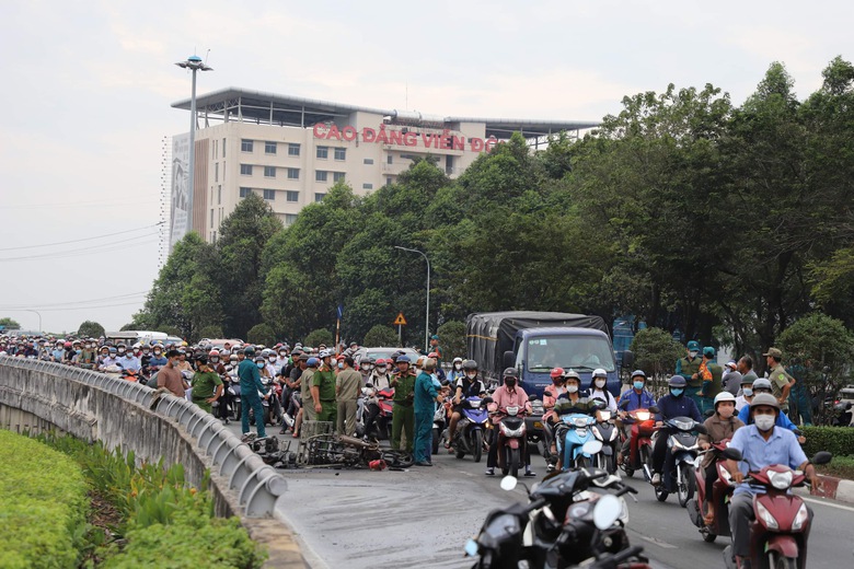 TP.HCM: Ch&aacute;y xe m&aacute;y tr&ecirc;n cầu vượt, &ugrave;n tắc kinh ho&agrave;ng cửa ng&otilde; ph&iacute;a T&acirc;y  - Ảnh 1.