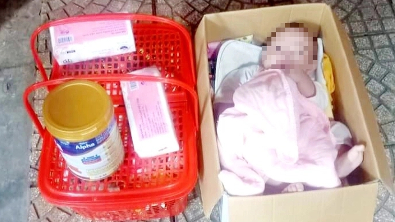 B&eacute; g&aacute;i 6 th&aacute;ng tuổi bị bỏ rơi trong th&ugrave;ng giấy ở C&agrave; Mau - Ảnh 1.