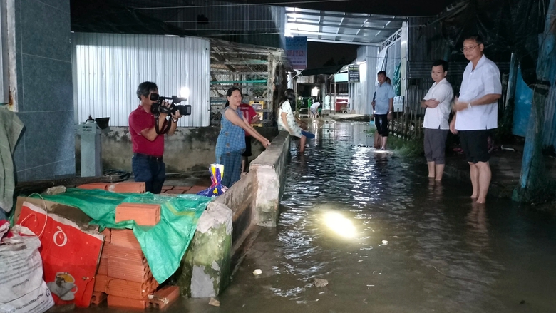 Trắng đêm không ngủ lo ‘chạy’ triều cường ở Bạc Liêu - Ảnh 1. Trắng đêm không ngủ lo ‘chạy’ triều cường ở Bạc Liêu - Ảnh 1.
