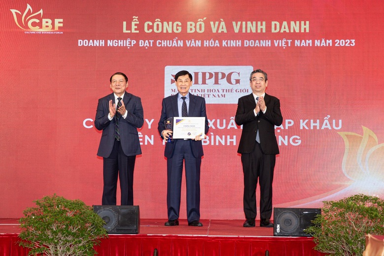 &Ocirc;ng Johnathan Hạnh Nguyễn v&agrave; IPPG được vinh danh đạt chuẩn văn ho&aacute; kinh doanh - Ảnh 1.