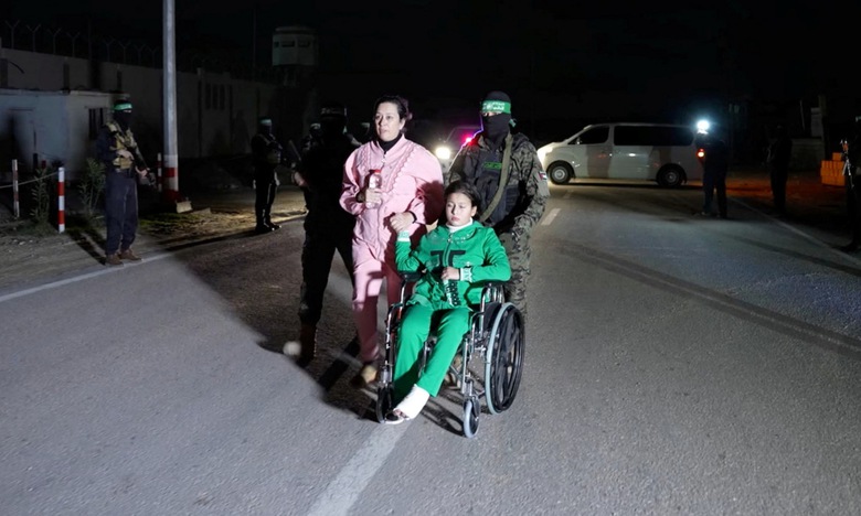 Hamas thả th&ecirc;m 11 con tin, lệnh ngừng bắn ở Dải Gaza k&eacute;o d&agrave;i th&ecirc;m 2 ng&agrave;y - Ảnh 1.