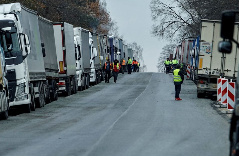 T&agrave;i xế xe tải Ba Lan phong tỏa cửa khẩu thứ 4 gi&aacute;p với Ukraine - Ảnh 1.