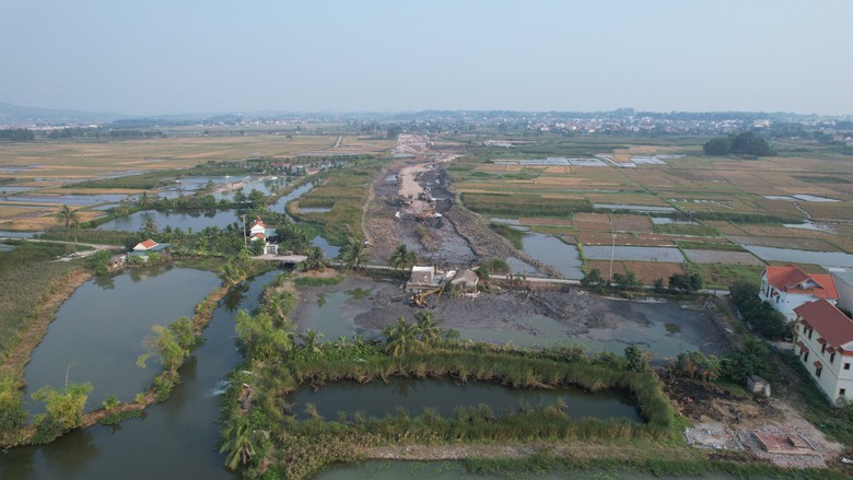 Quảng Ninh: D&acirc;n đồng l&ograve;ng nhận tiền, b&agrave;n giao mặt bằng thi c&ocirc;ng đường dẫn cầu Bến Rừng - Ảnh 1.