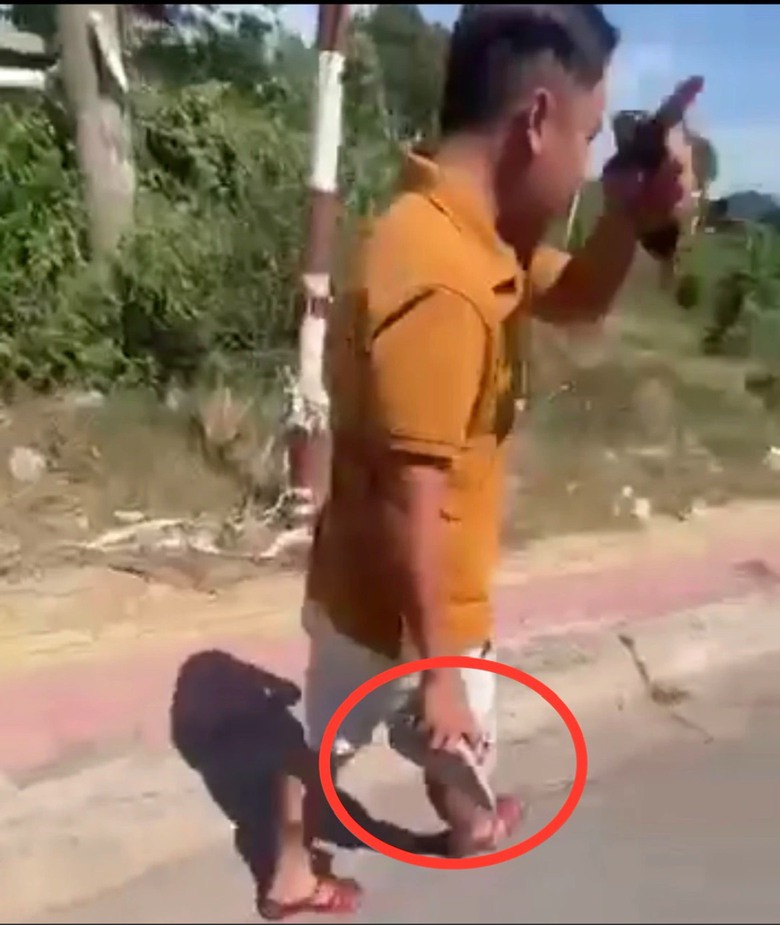 Bình Dương đang xác minh vụ việc nghi cán bộ Phòng CSGT cầm gạch “nói chuyện” với tài xế - Ảnh 1. Bình Dương đang xác minh vụ việc nghi cán bộ Phòng CSGT cầm gạch “nói chuyện” với tài xế - Ảnh 1.