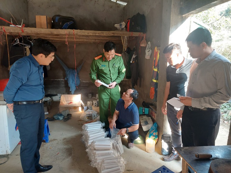 Lai Châu: Giám đốc cất giấu gần 100 kg thuốc nổ dưới gầm phản ngủ của công nhân - Ảnh 1. Lai Châu: Giám đốc cất giấu gần 100 kg thuốc nổ dưới gầm phản ngủ của công nhân - Ảnh 1.