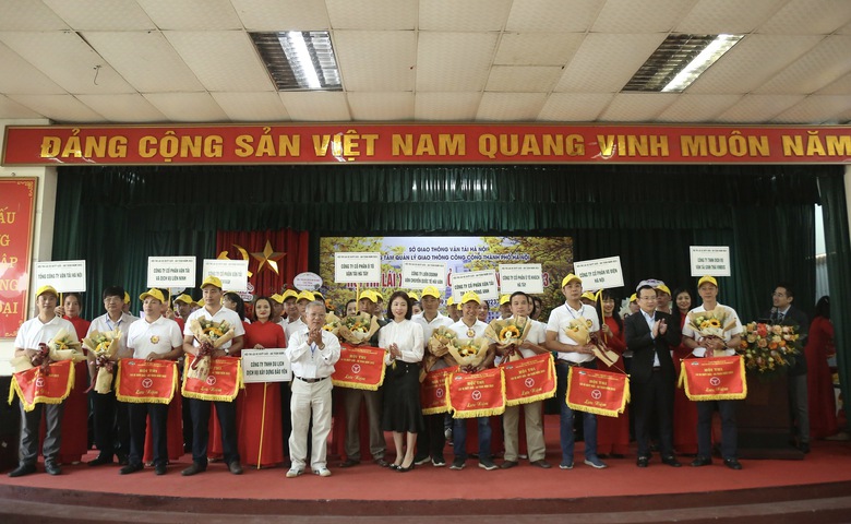 74 tài xế xe buýt ở Hà Nội tranh tài lái xe giỏi, an toàn - Ảnh 1. 74 tài xế xe buýt ở Hà Nội tranh tài lái xe giỏi, an toàn - Ảnh 1.