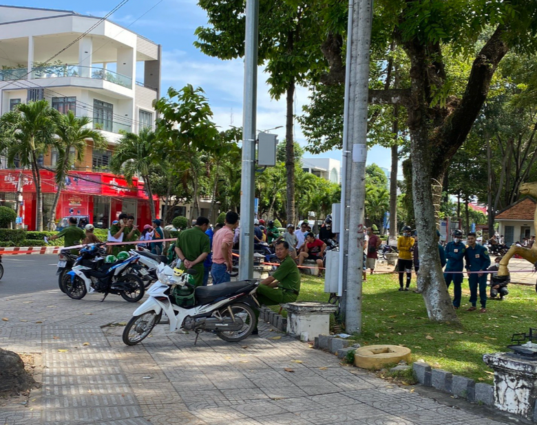 Tài xế xe ôm truyền thống đâm tài xế mặc áo Grab - Ảnh 1. Tài xế xe ôm truyền thống đâm tài xế mặc áo Grab - Ảnh 1.