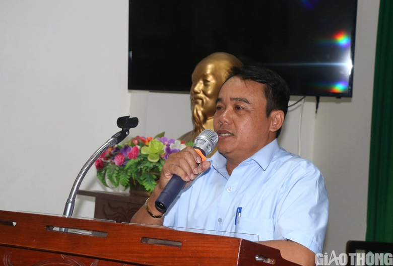 CSGT tuyên truyền, kí cam kết không chở hàng quá khổ quá tải - Ảnh 3. CSGT tuyên truyền, kí cam kết không chở hàng quá khổ quá tải - Ảnh 3.