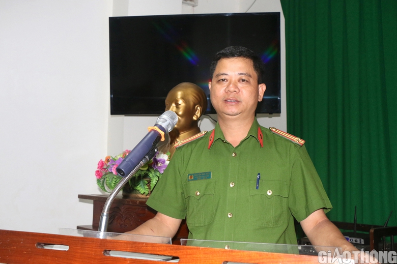 CSGT tuyên truyền, kí cam kết không chở hàng quá khổ quá tải - Ảnh 4. CSGT tuyên truyền, kí cam kết không chở hàng quá khổ quá tải - Ảnh 4.