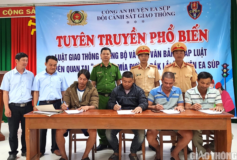 CSGT tuyên truyền, kí cam kết không chở hàng quá khổ quá tải - Ảnh 5. CSGT tuyên truyền, kí cam kết không chở hàng quá khổ quá tải - Ảnh 5.