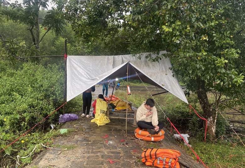 Nam thanh ni&ecirc;n trợt ch&acirc;n xuống hồ s&acirc;u đuối nước khi đi c&acirc;u c&aacute; - Ảnh 2.