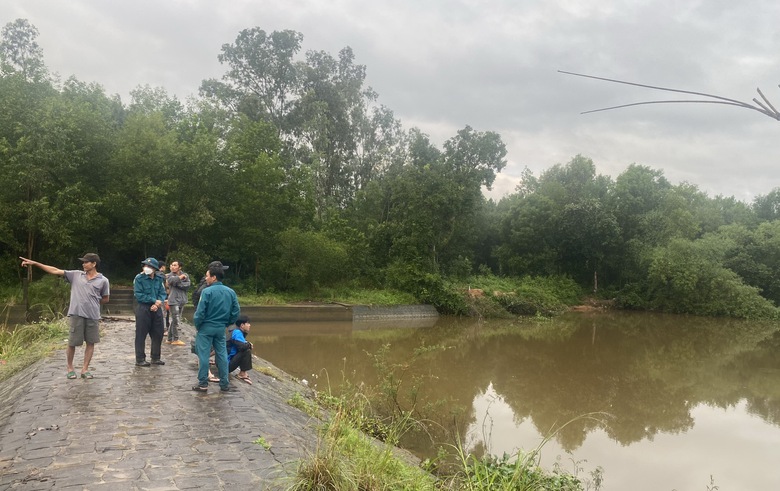 Nam thanh ni&ecirc;n trợt ch&acirc;n xuống hồ s&acirc;u đuối nước khi đi c&acirc;u c&aacute; - Ảnh 1.