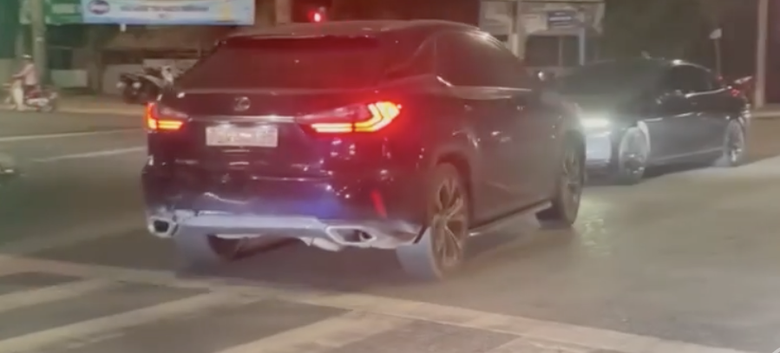 Khởi tố bắt tạm giam hai tài xế xe Lexus và Vinfast cố tình tông nhau giữa phố - Ảnh 2. Khởi tố bắt tạm giam hai tài xế xe Lexus và Vinfast cố tình tông nhau giữa phố - Ảnh 2.