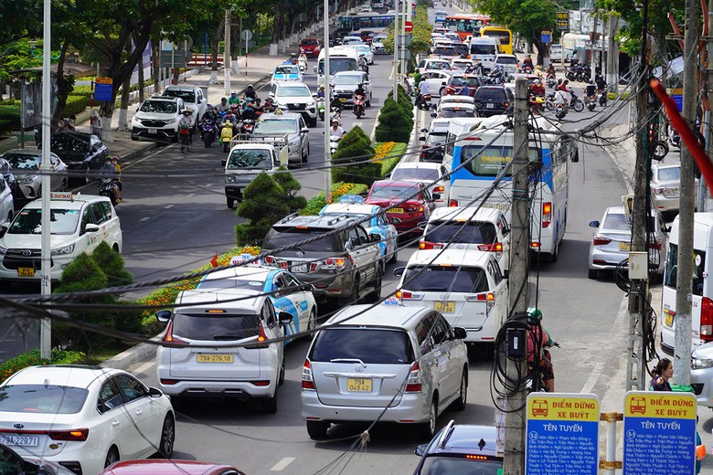 Cần tăng cường sử dụng xe trung chuyển để chở kh&aacute;ch du lịch ở Nha Trang - Ảnh 1.