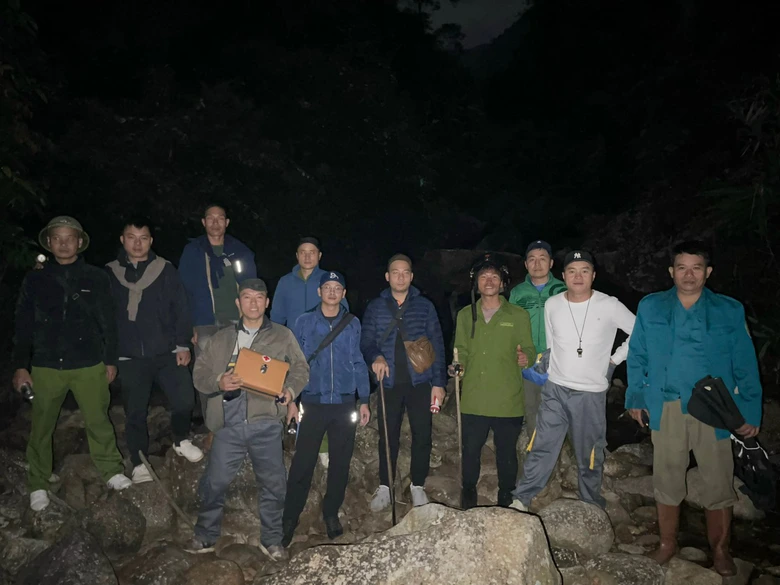 Xuy&ecirc;n đ&ecirc;m t&igrave;m kiếm, cứu hộ th&agrave;nh c&ocirc;ng phi c&ocirc;ng d&ugrave; lượn bị nạn ở Lai Ch&acirc;u - Ảnh 1.