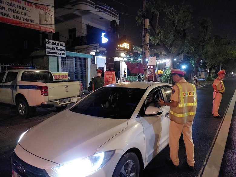 Bị CSGT kiểm tra nồng độ cồn, người đ&agrave;n &ocirc;ng n&oacute;i chỉ uống 1 chai rượu rồi bỏ đi - Ảnh 10.