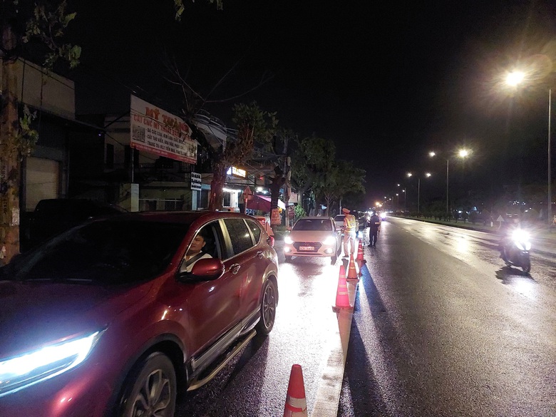 Bị CSGT kiểm tra nồng độ cồn, người đ&agrave;n &ocirc;ng n&oacute;i chỉ uống 1 chai rượu rồi bỏ đi - Ảnh 8.
