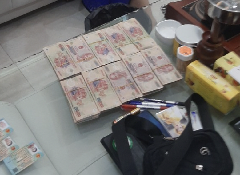 Bắt hai vợ chồng lừa đảo trục vong hồn trừ t&agrave; ma để chiếm đoạt tiền của nhiều người - Ảnh 2.