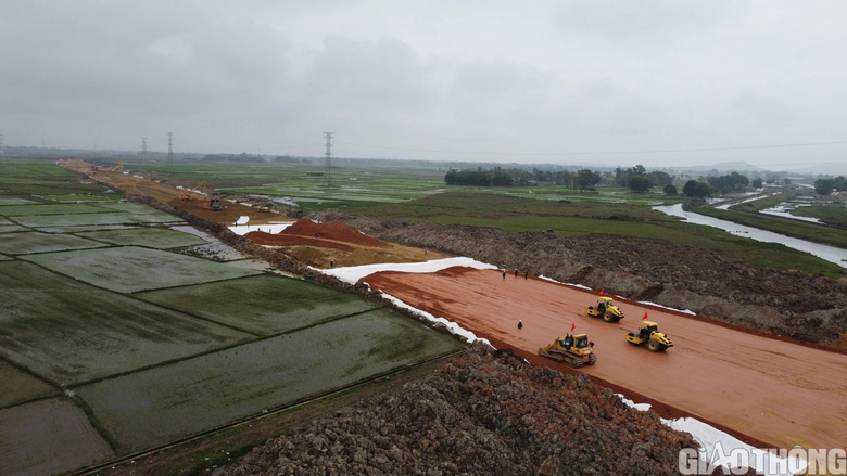 Tặng bằng khen cho c&aacute; nh&acirc;n, tập thể l&agrave;m tốt c&ocirc;ng t&aacute;c GPMB cao tốc Bắc - Nam - Ảnh 2.