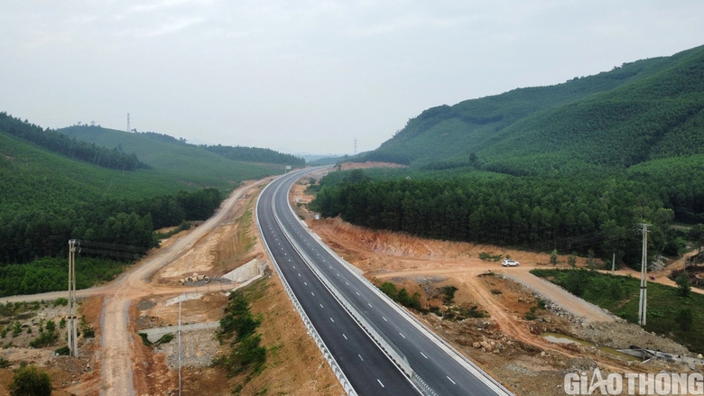 Tặng bằng khen cho c&aacute; nh&acirc;n, tập thể l&agrave;m tốt c&ocirc;ng t&aacute;c GPMB cao tốc Bắc - Nam - Ảnh 3.