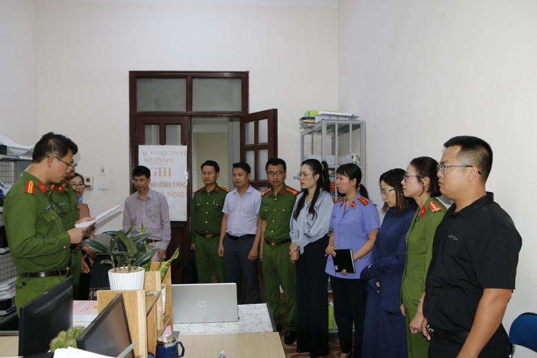 Lai Châu: Bắt nhân viên văn phòng đăng ký đất đai giả mạo sổ đỏ chiếm đoạt trên 3 tỷ đồng - Ảnh 1. Lai Châu: Bắt nhân viên văn phòng đăng ký đất đai giả mạo sổ đỏ chiếm đoạt trên 3 tỷ đồng - Ảnh 1.