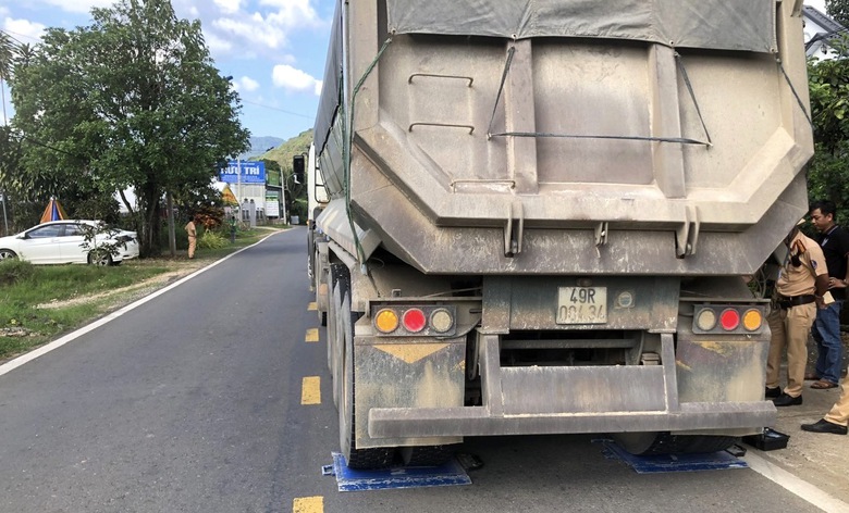 CSGT xử l&yacute; xe chở đ&aacute; vi phạm sau phản &aacute;nh của B&aacute;o Giao th&ocirc;ng - Ảnh 3.