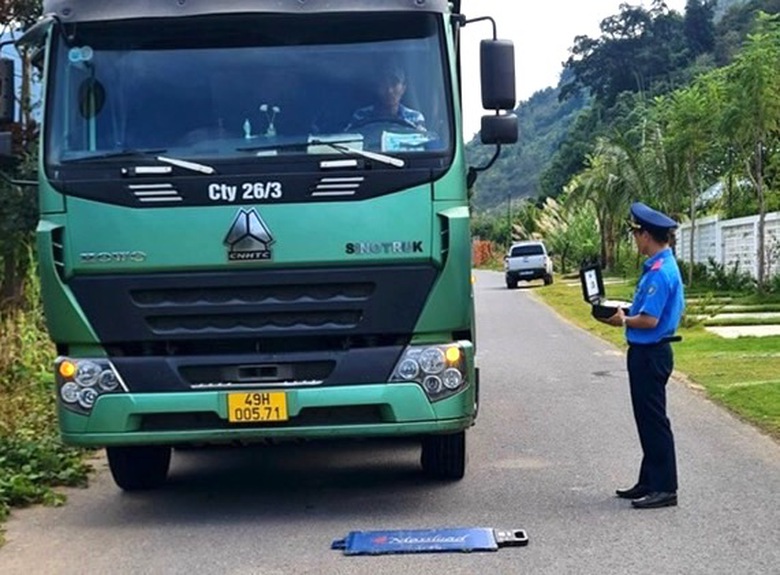 CSGT xử l&yacute; xe chở đ&aacute; vi phạm sau phản &aacute;nh của B&aacute;o Giao th&ocirc;ng - Ảnh 2.