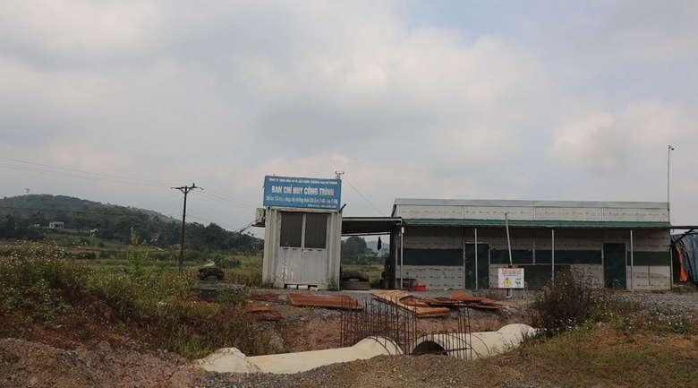 Vắng b&oacute;ng người thi c&ocirc;ng tại dự &aacute;n đường h&agrave;ng trăm tỷ ở H&ograve;a B&igrave;nh - Ảnh 2.