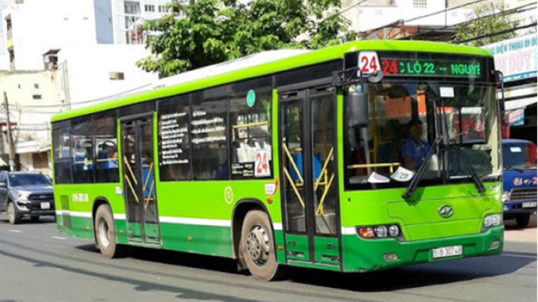 Shipper đ&aacute;nh t&agrave;i xế xe bu&yacute;t nhập viện cấp cứu 2 lần  - Ảnh 1.