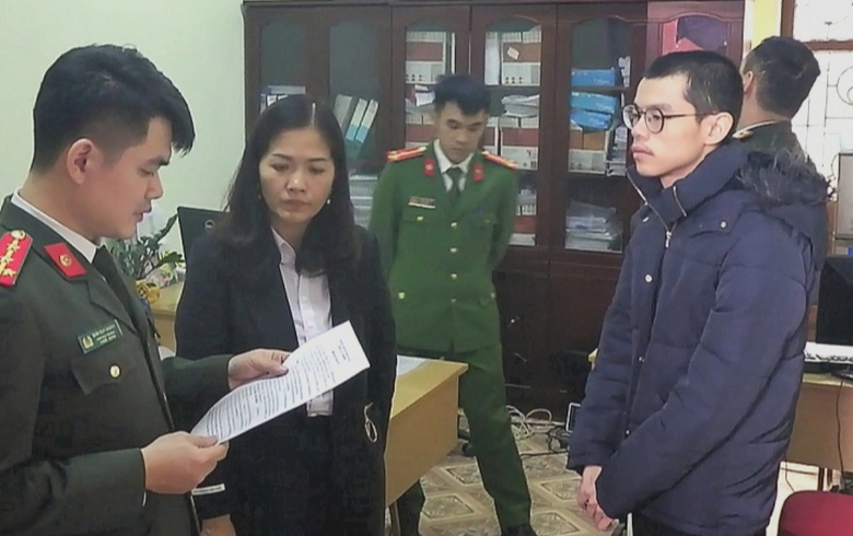 Khởi tố, bắt tạm giam c&aacute;n bộ ng&acirc;n h&agrave;ng lừa đảo hơn 7 tỷ đồng của kh&aacute;ch h&agrave;ng - Ảnh 1.