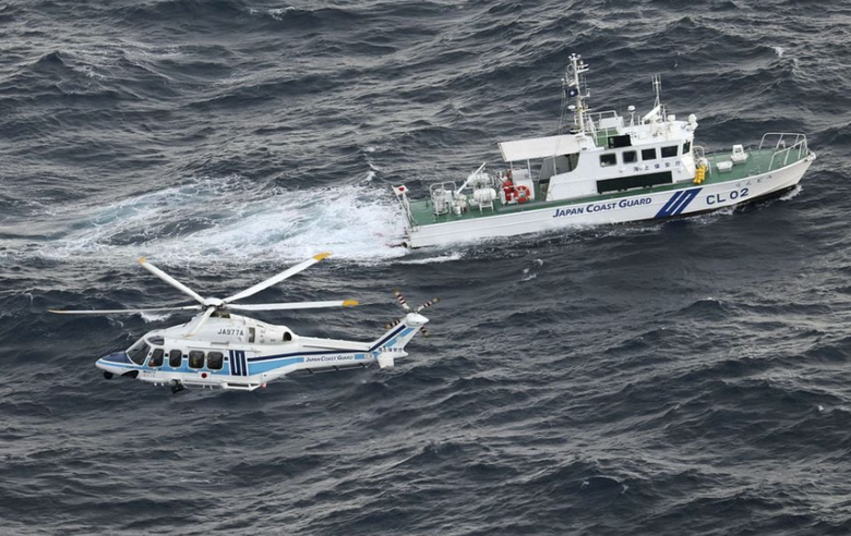 Nhật Bản đề nghị Mỹ đ&igrave;nh chỉ m&aacute;y bay Osprey sau tai nạn - Ảnh 1.