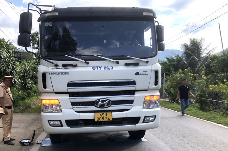 CSGT xử l&yacute; xe chở đ&aacute; vi phạm sau phản &aacute;nh của B&aacute;o Giao th&ocirc;ng - Ảnh 1.