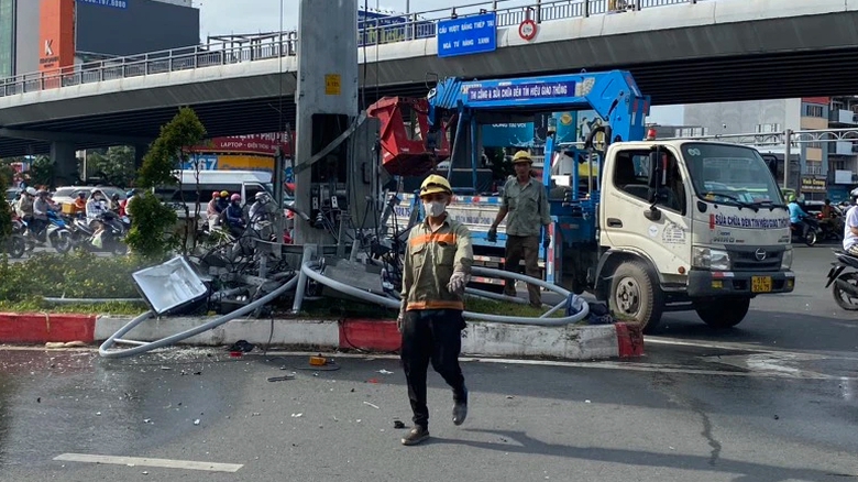 Gi&agrave;n đ&egrave;n cao &aacute;p đổ sập ở ng&atilde; tư H&agrave;ng Xanh, một c&ocirc;ng nh&acirc;n bị thương nặng - Ảnh 2.