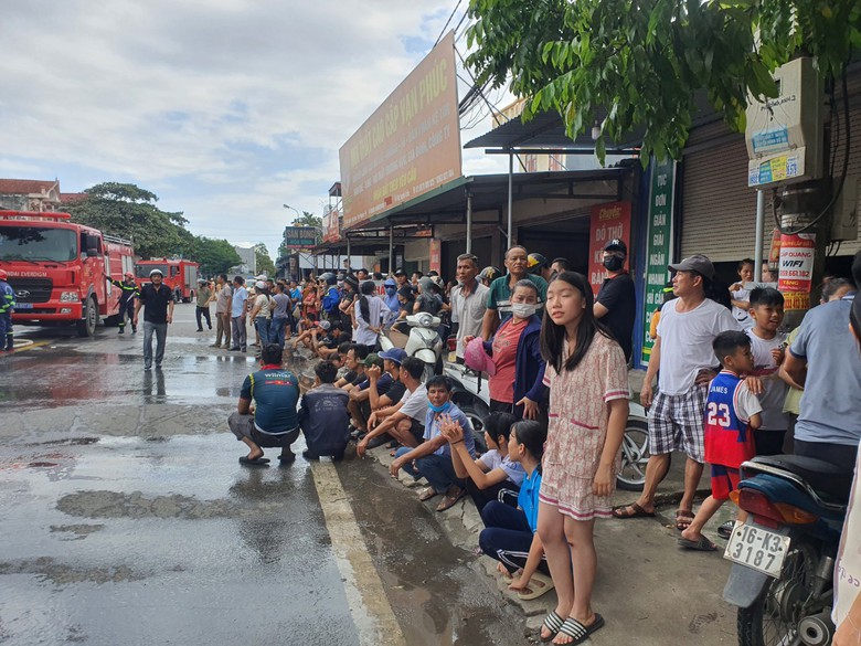 Hải Phòng: Cháy kho chứa giày dép cạnh tỉnh lộ 359C - Ảnh 1. Hải Phòng: Cháy kho chứa giày dép cạnh tỉnh lộ 359C - Ảnh 1.