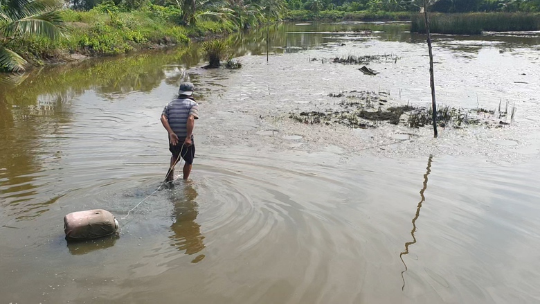 Người đ&agrave;n &ocirc;ng ở C&agrave; Mau c&oacute; biệt t&agrave;i bắt lịch bằng ch&acirc;n - Ảnh 4.