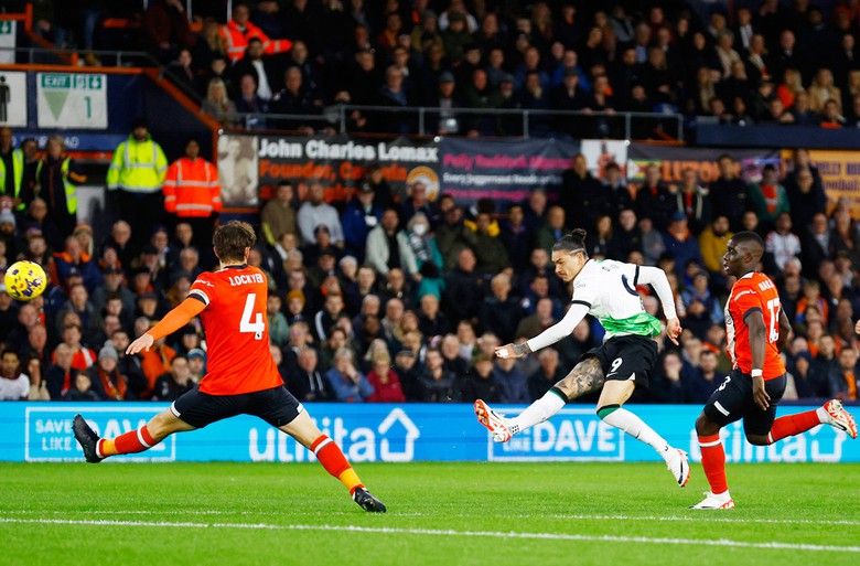 Nunez bỏ lỡ cơ hội kh&oacute; tin, Liverpool cay đắng chia điểm với Luton Town  - Ảnh 1.