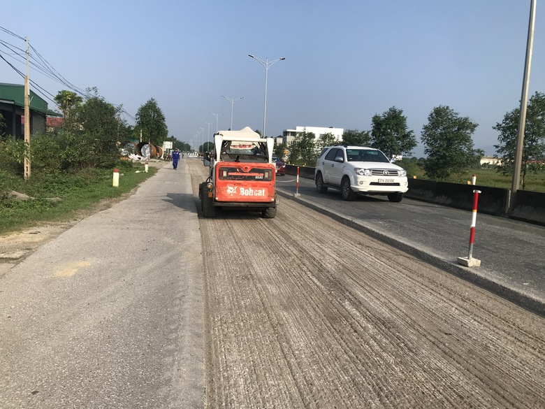 Rốt ráo khắc phục hư hỏng sau mưa lũ trên QL1 qua Nghệ An, Hà Tĩnh - Ảnh 1. Rốt ráo khắc phục hư hỏng sau mưa lũ trên QL1 qua Nghệ An, Hà Tĩnh - Ảnh 1.