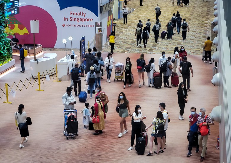 Singapore: Du kh&aacute;ch Trung Quốc bị phạt t&ugrave; v&igrave; t&igrave;m c&aacute;ch hối lộ nh&acirc;n vi&ecirc;n s&acirc;n bay - Ảnh 1.