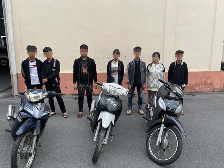 Điều tra nh&oacute;m thiếu ni&ecirc;n g&acirc;y rối trật tự, tr&ecirc;u CSGT tại Hạ Long - Ảnh 1.