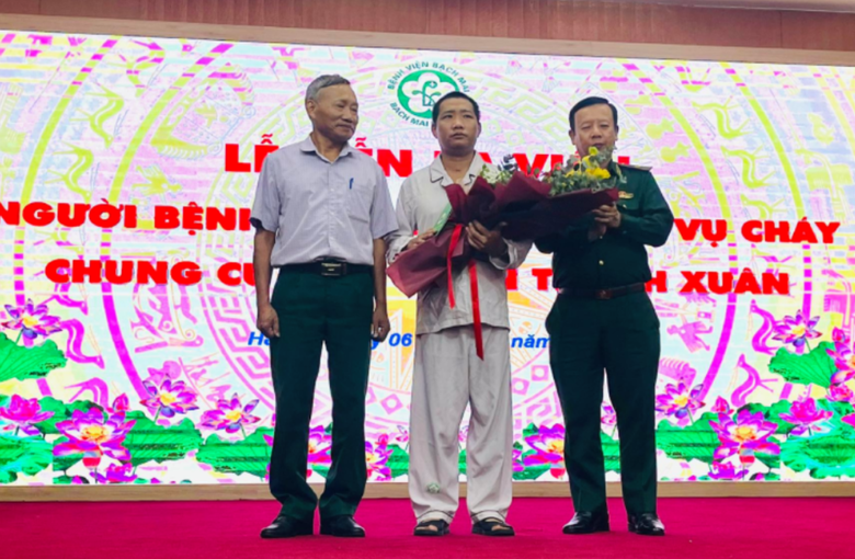 Bệnh nh&acirc;n nặng nhất trong vụ ch&aacute;y chung cư mini được cấp cứu tại BV Bạch Mai ra viện   - Ảnh 1.