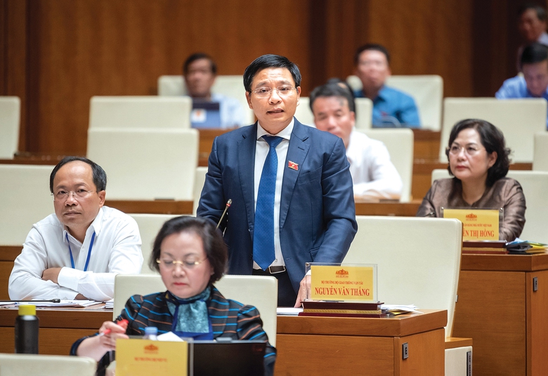 Quốc hội chất vấn tại Kỳ họp thứ 6: Đề xuất nhiều giải ph&aacute;p gỡ kh&oacute; giao th&ocirc;ng - Ảnh 1.