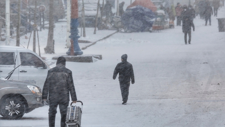 Nhiều khu vực tại đ&ocirc;ng bắc Trung Quốc hủy chuyến bay, đ&oacute;ng cửa trường học do b&atilde;o tuyết  - Ảnh 1.