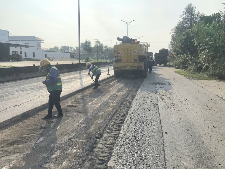 Rốt ráo khắc phục hư hỏng sau mưa lũ trên QL1 qua Nghệ An, Hà Tĩnh - Ảnh 2. Rốt ráo khắc phục hư hỏng sau mưa lũ trên QL1 qua Nghệ An, Hà Tĩnh - Ảnh 2.