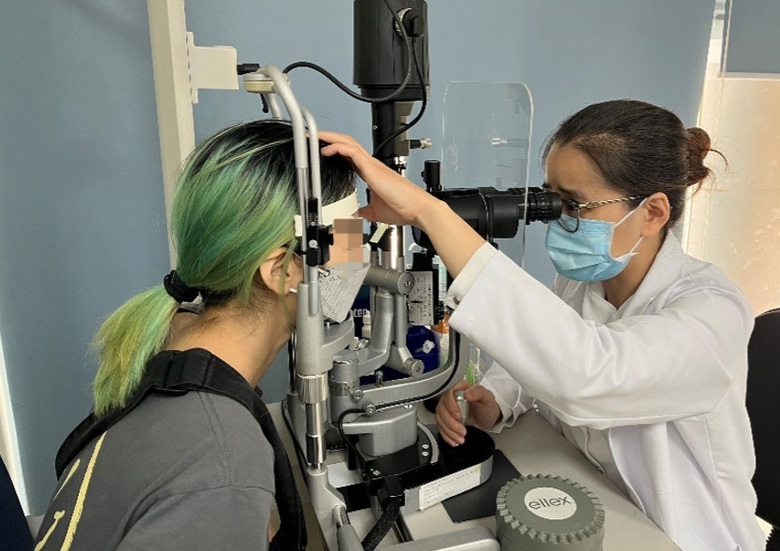 C&ocirc; g&aacute;i 22 tuổi bị biến chứng đục thủy tinh thể do mắc căn bệnh n&agrave;y - Ảnh 1.